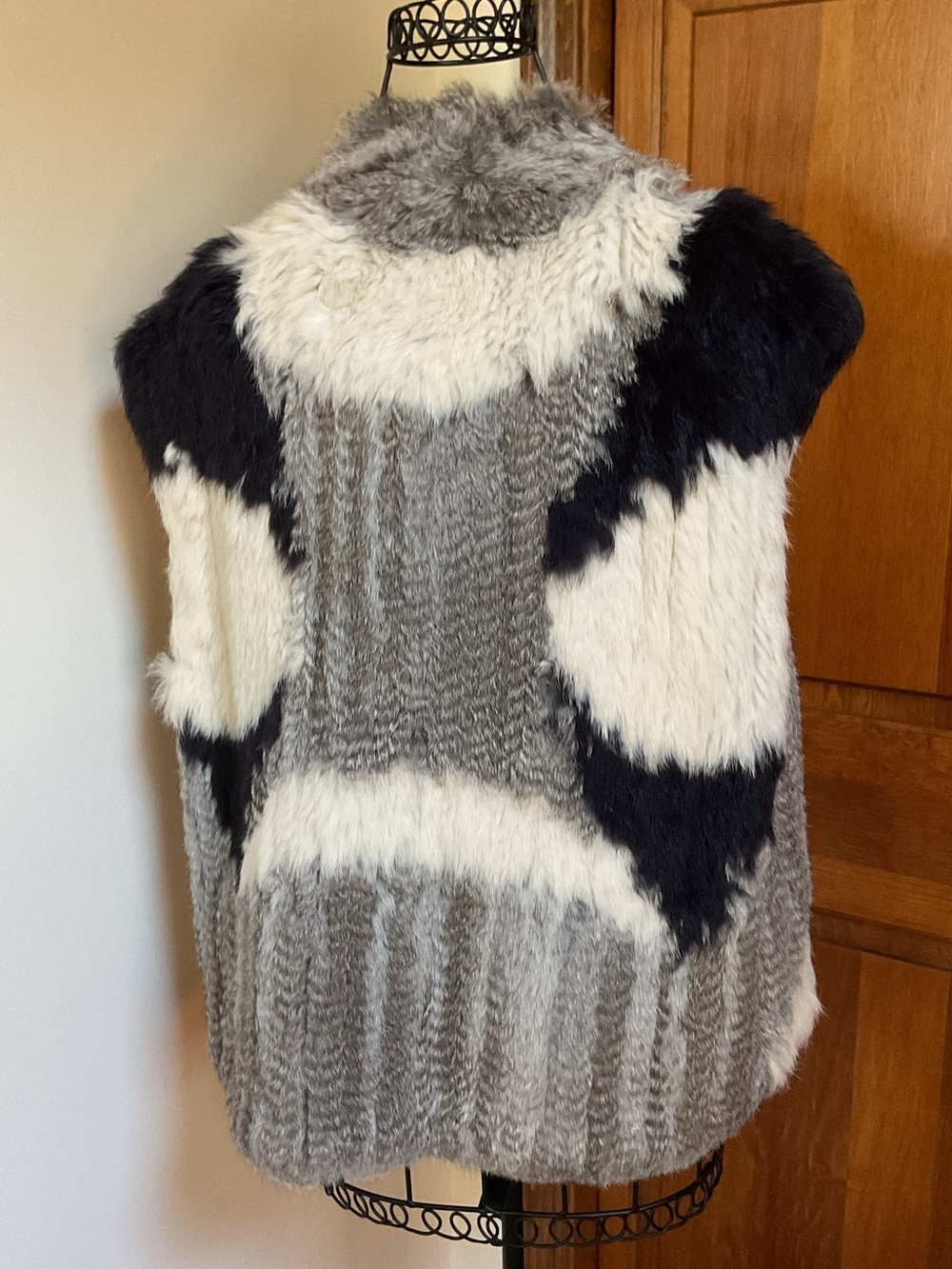 Vince 100% Rabbit Fur vest - Picture 6 of 8